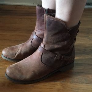 Leather Teva boots! Light brown & gently worn!